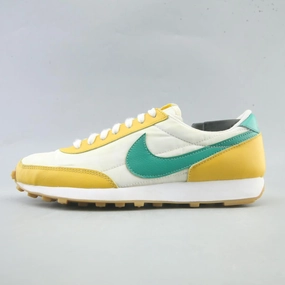 Flexible form Timeless Feel NIKE DAYBREAK