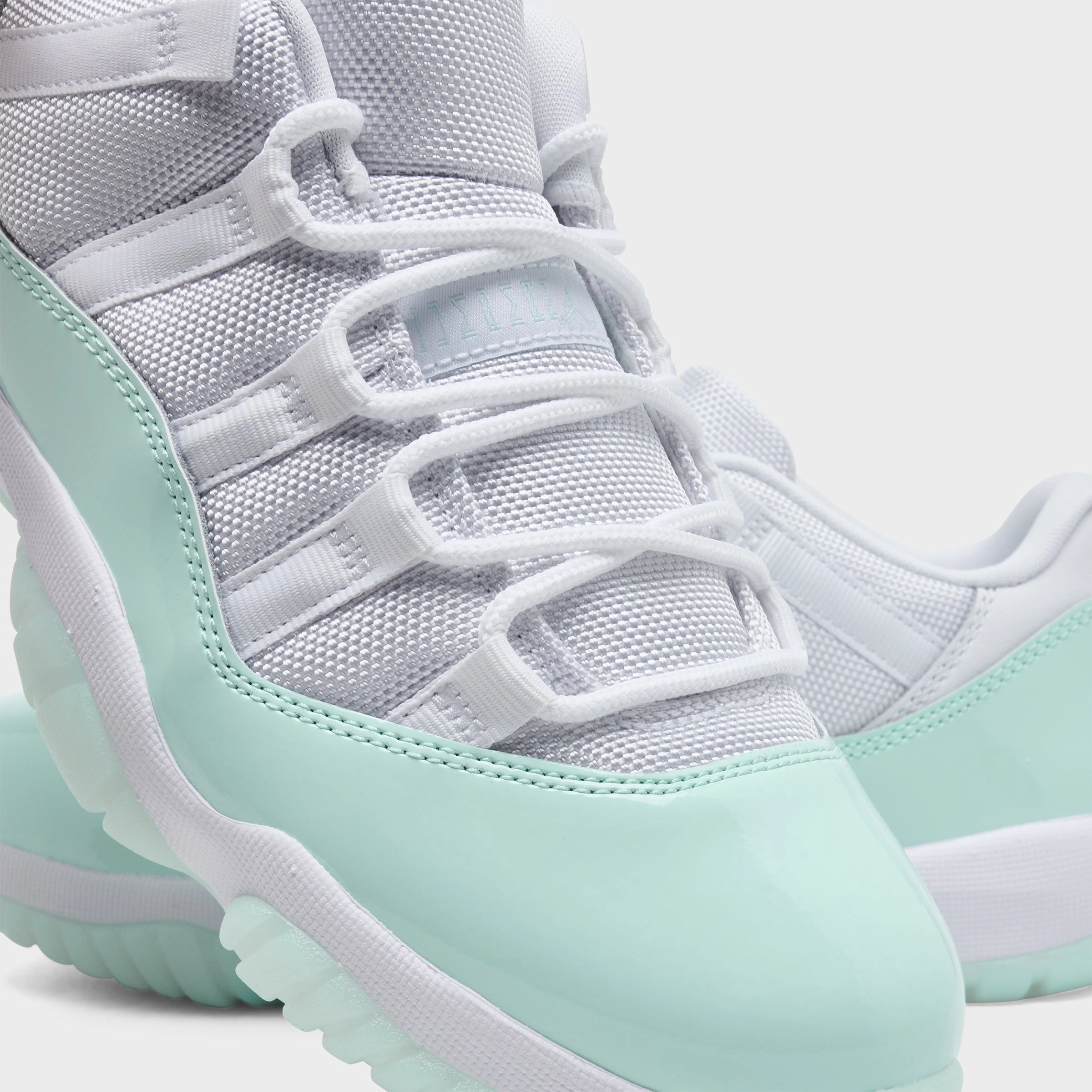 Stability Control Frame Jordan Women's 11 Retro Low White / Igloo