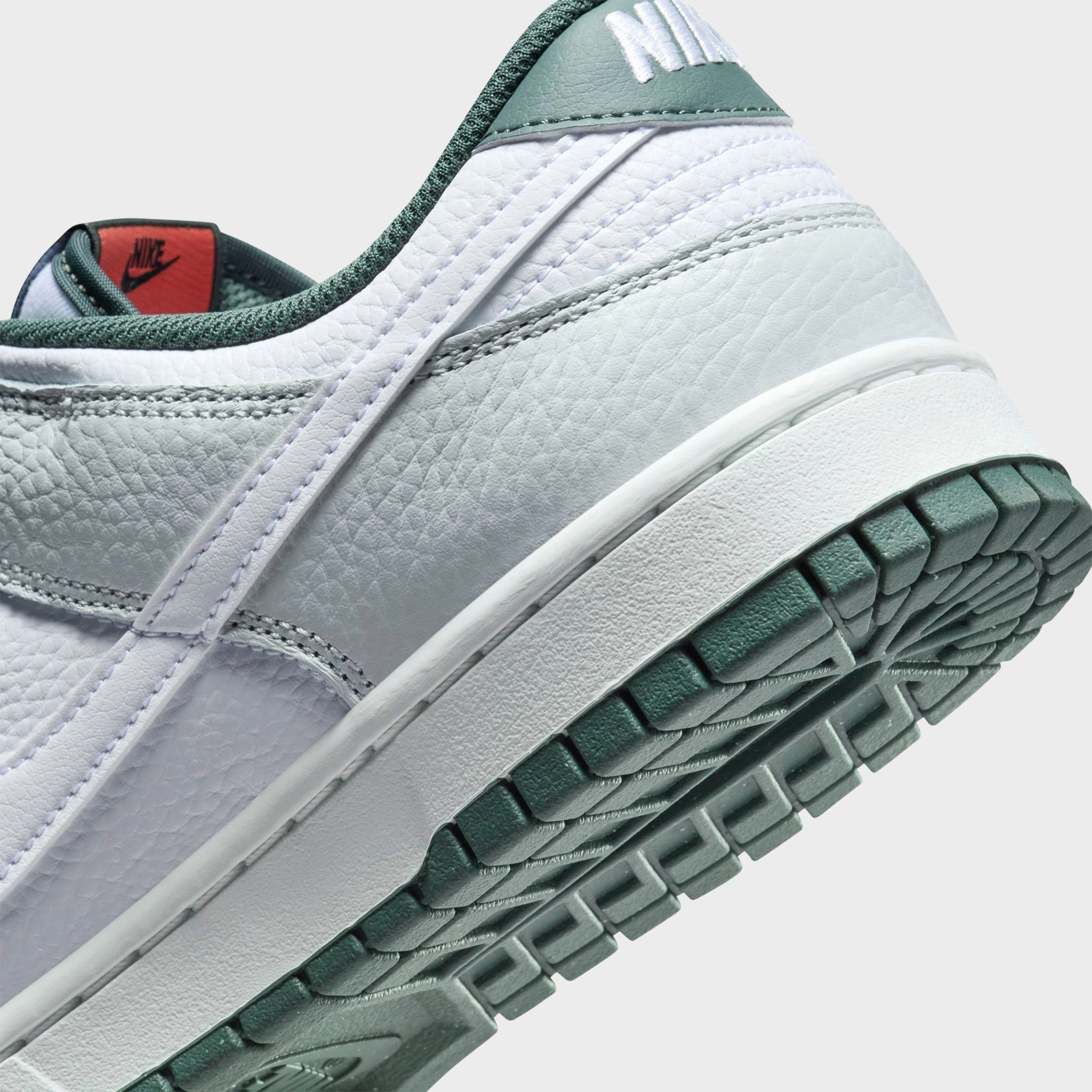 Hoops Fit Nike Dunk Low Retro SE Photon Dust / White - Vintage Green