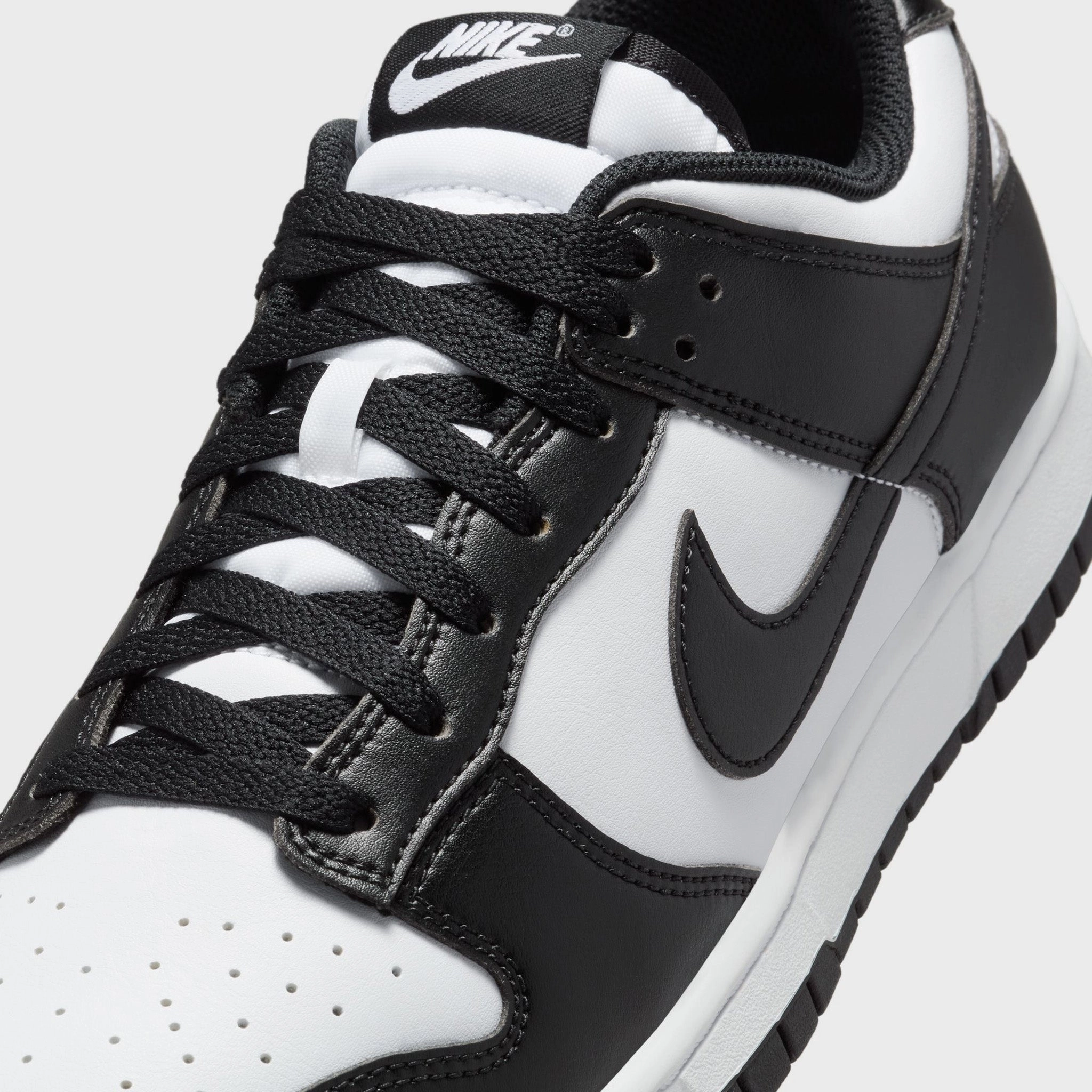 Contoured Collar Interlocking Treads Nike Dunk Low Retro White / Black - White