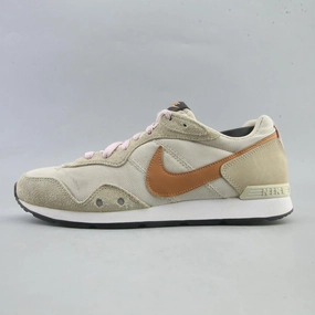 NIKE VENTURE RUNNER Bright Accents Outdoor Ease