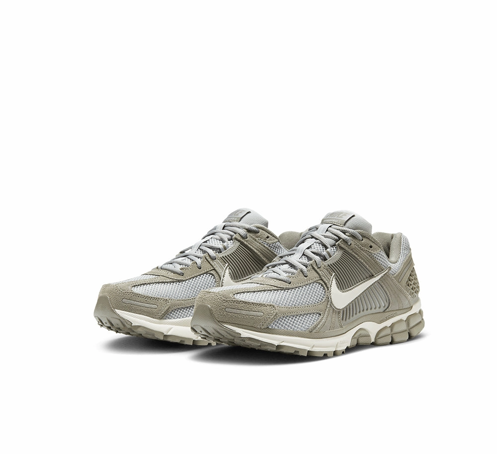 Nike Zoom Vomero 5 Jump Step Travel Snap