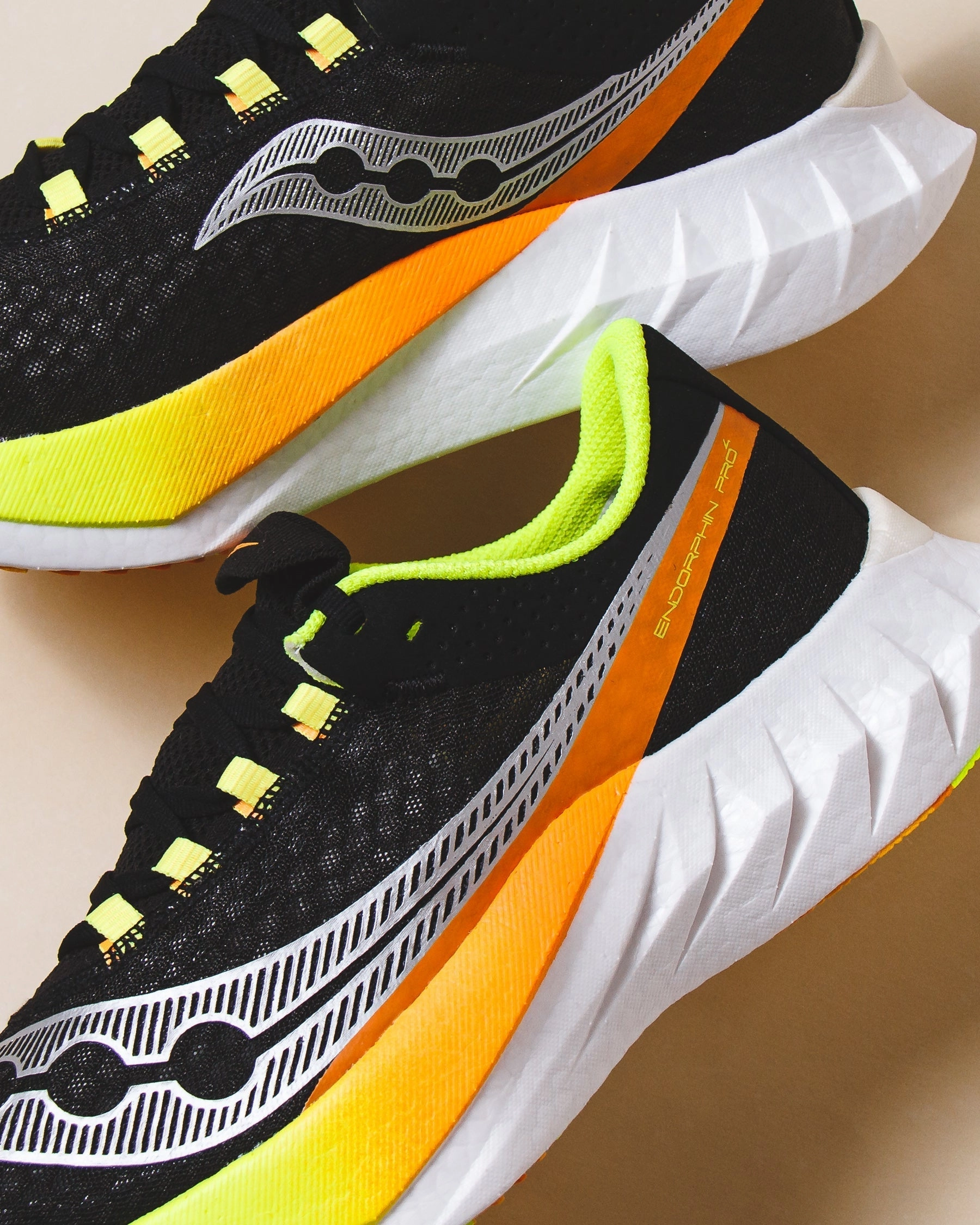 Ultra Breathable Knit Fabric unpadded shoes Saucony Men Endorphin Pro 4 Black VO2 S20939-343