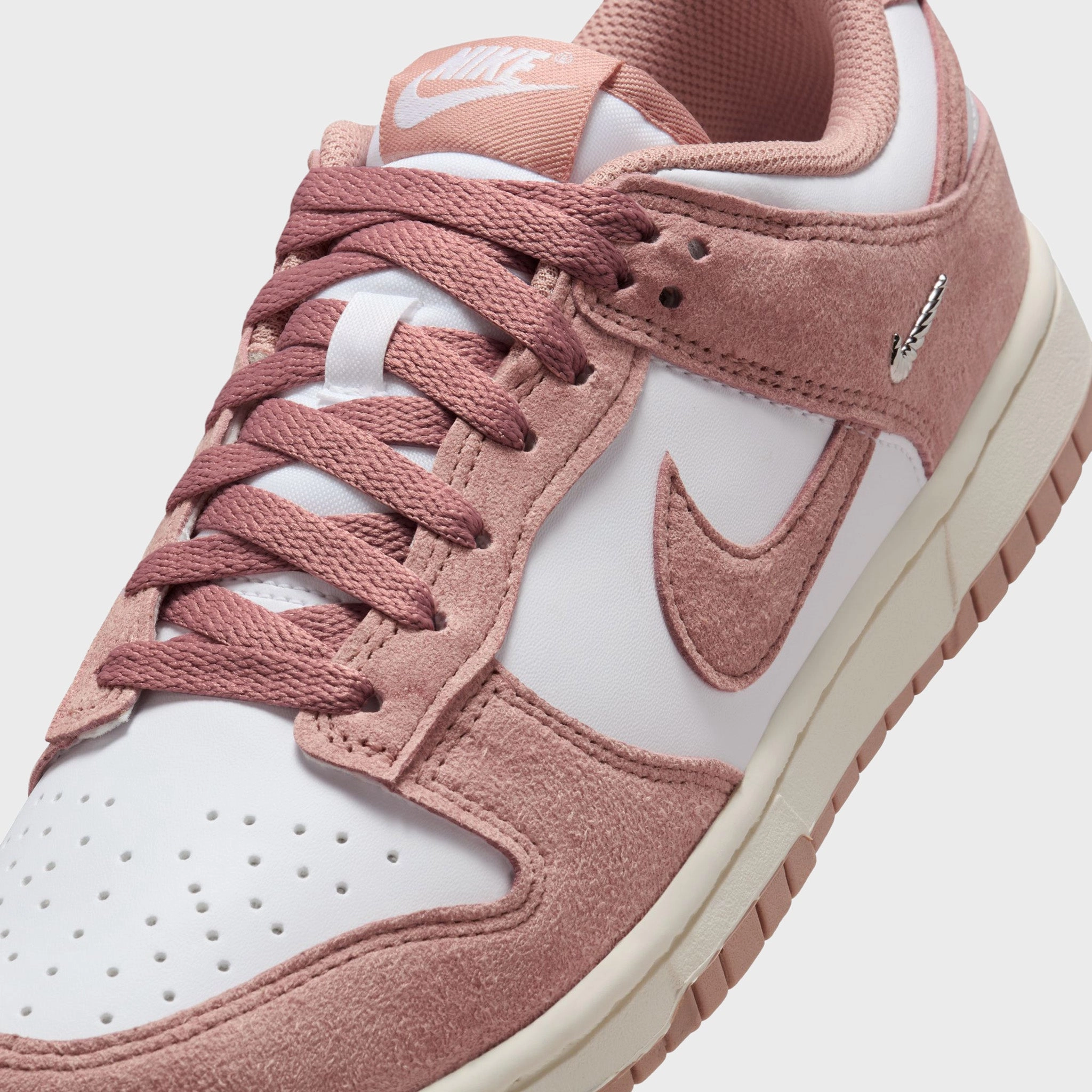 Nike Women's Dunk Low White / Particle Pink - Sail Comfort Wrap Resilient Cushioning