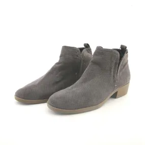 Lace Up Style UNIVERSAL THREAD .